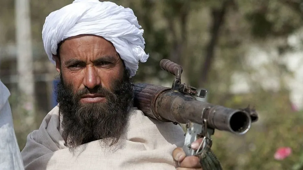 Bajo el Talibán, los hombres deben dejarse crecer la barba y las mujeres tienen que llevar un burka que les cubre todo