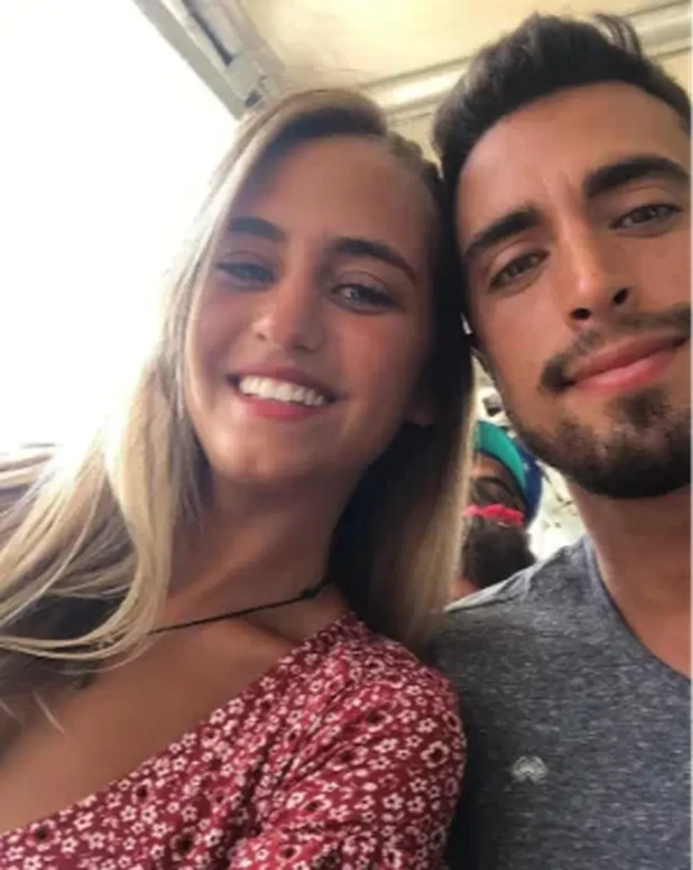 Sabrina y su novio antes de que ella entrara a la casa