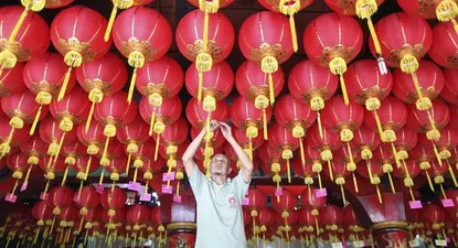 Colocan farolillos rojos con nombres de donantes durante los preparativos para el Año Nuevo chino en Indonesia