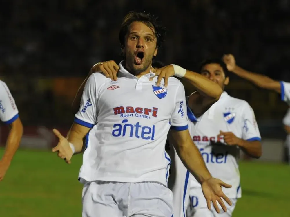 Jadson Viera festeja el gol con los hinchas tricolores