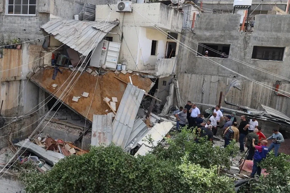 “El ejército entró después de las 2 de la madrugada, demolió las calles y algunas casas del campo”, denuncian los residentes palestinos.