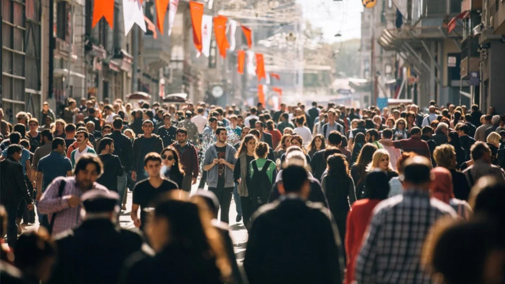 Aumenta la población en España impulsada por la inmigración.