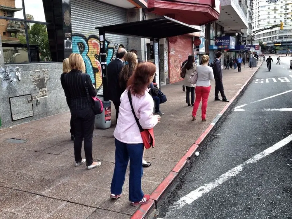 Imgen de esta mañana en la parada de 18 de julio frente a la Intendencia