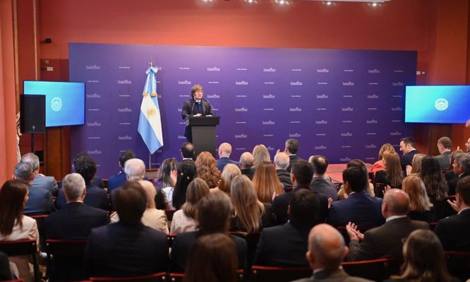 Javier Milei durante su encuentro con los 100 legisladores libertarios y dialoguistas en la Casa Rosada.