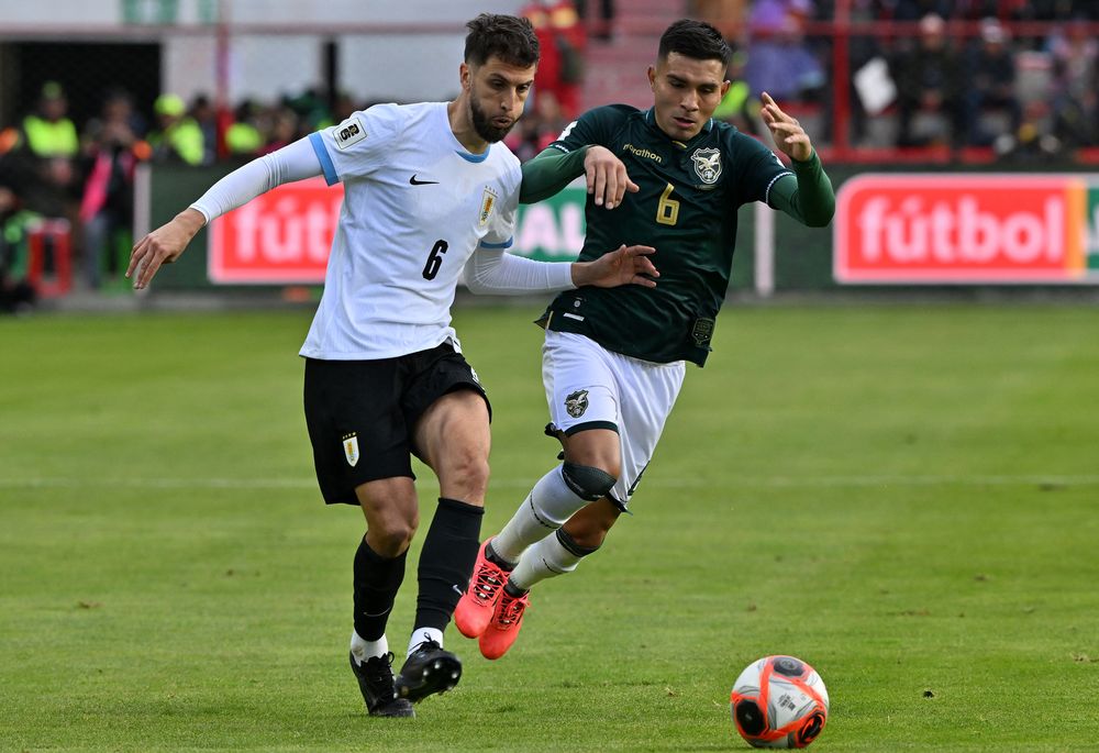 Rodrigo Bentancur de Uruguay ante Héctor Cuellar de Bolivia por Eliminatorias
