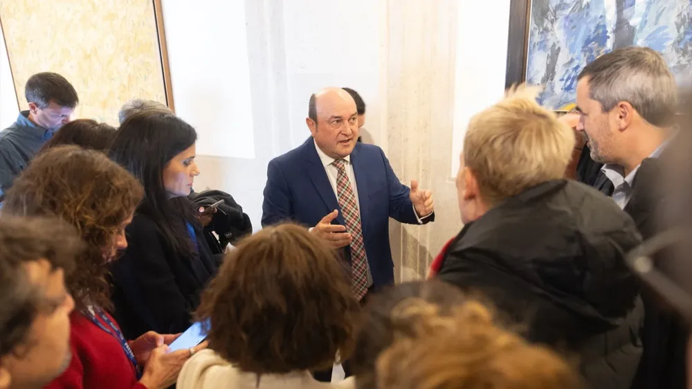 El presidente del EBB del PNV, Andoni Ortuzar (c), atiende a los medios de comunicación tras la firma de un acuerdo para la investidura con el PSOE, en el Congreso de los Diputados