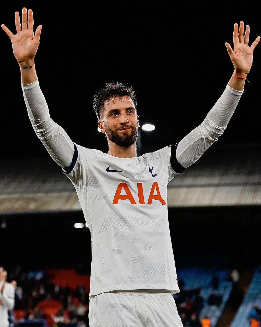 Rodrigo Bentancur volvió a jugar en Tottenham Hotspur y así se saludó a los hinchas; son los líderes de la Premier League