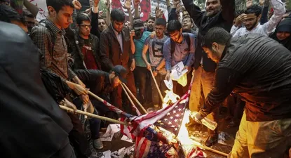 La furia con la que contestaron los iraníes a la decisión de Trump: prendieron fuego una bandera estadounidense de papel