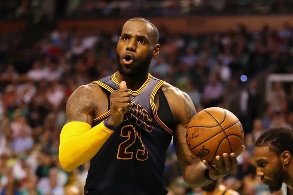LeBron fue figura en la primera final del Este