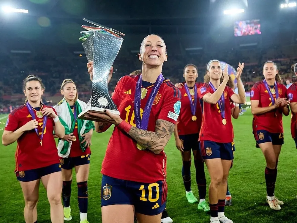 Jenni Hermoso tras ser campeona.