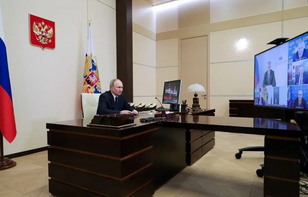 Vladímir Putin durante una conferencia de prensa virtual con grupos políticos