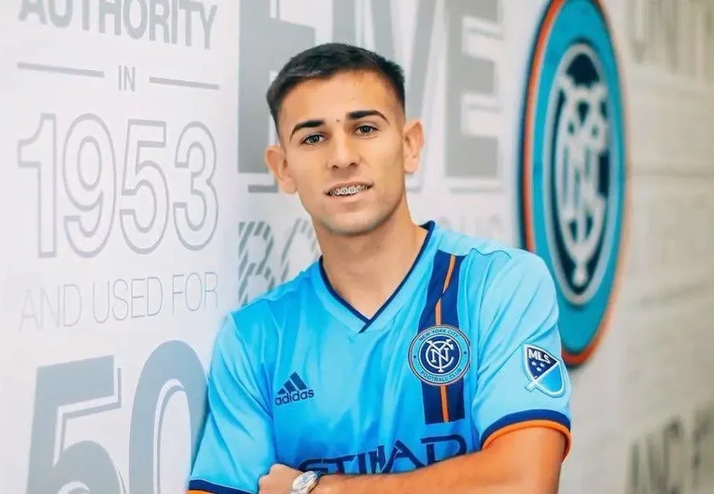 Nico con la celeste de NYCFC