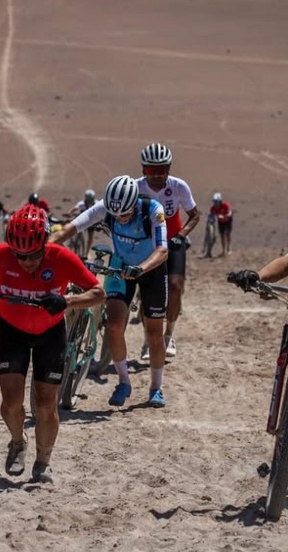 Jorge Vidart con la celeste en el desierto de Atacama Jorge Vidart con la celeste en el desierto de Atacama