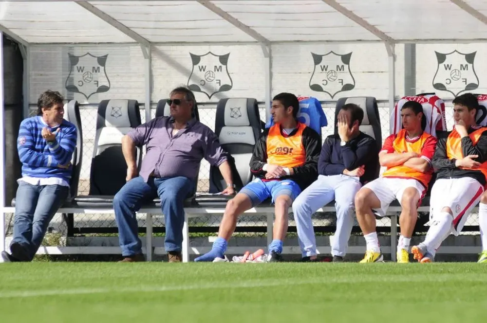 Juan Ramón Carrasco habla con los suplentes.
