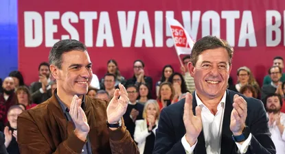 El secretario general del PSOE y presidente del Gobierno, Pedro Sánchez (i) y el candidato del PSdeG a la Presidencia de la Xunta, José Ramón Gómez Besteiro.
