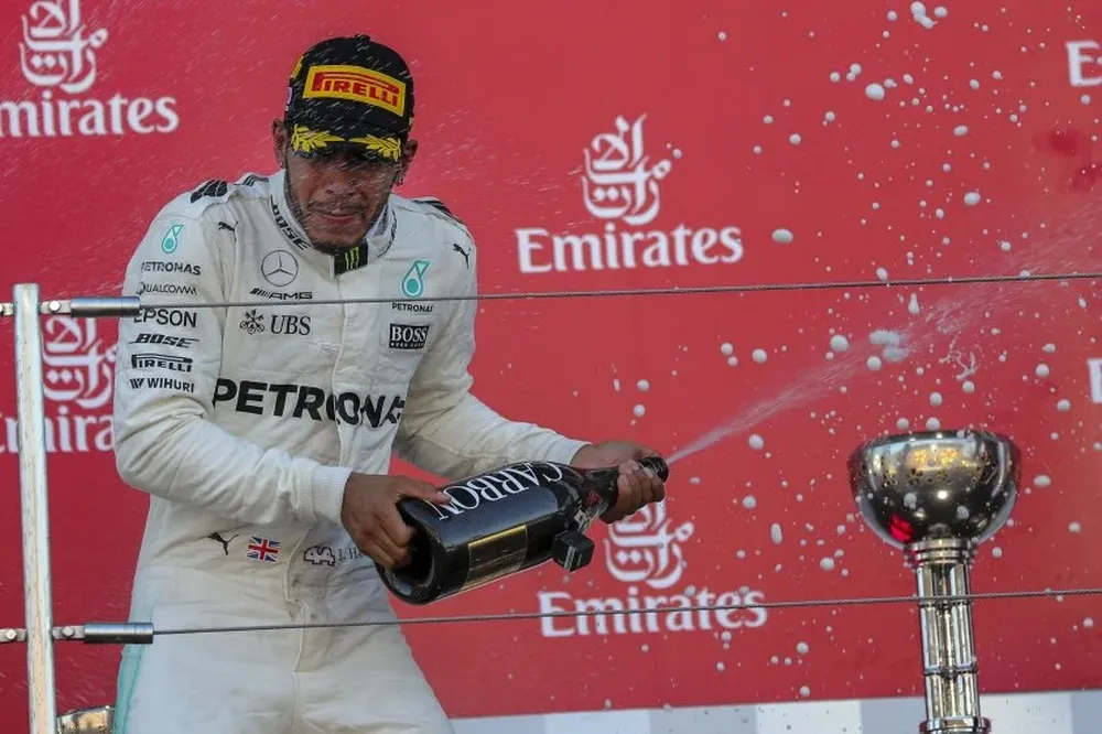 Hamilton festejó en Tokio
