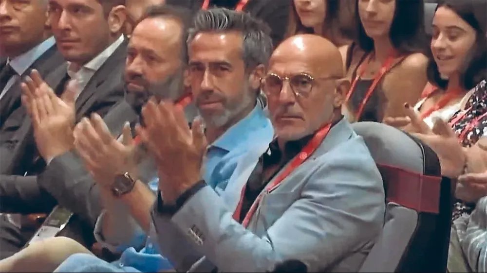 Luis de la Fuente, aplaudiendo a Rubiales.