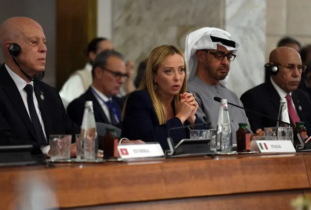 Giorgia Meloni no puede volver a Roma insistiendo que no apoya a Vladimir Putin y que Volodímir Zelensky tiene razón