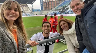 Su novia Marcela, su madre Ana y su padre Andrés, en Parma