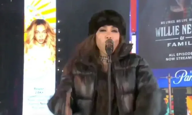 María Becerra en Times Square