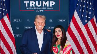 Su estrecho vínculo con Trump genera preocupación en la campaña republicana: quién es la incontrolable influencer Laura Loomer