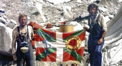 Los dos alpinistas que llevaron al Everest la bandera vasca con el logo de ETA.