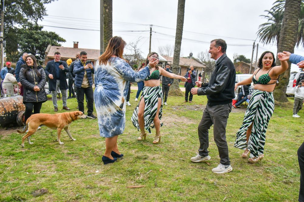 Manini Ríos bailando junto a Irene Moreira y otras personas