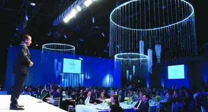 Mario Quintana habla a los asistentes de la gala Endeavor