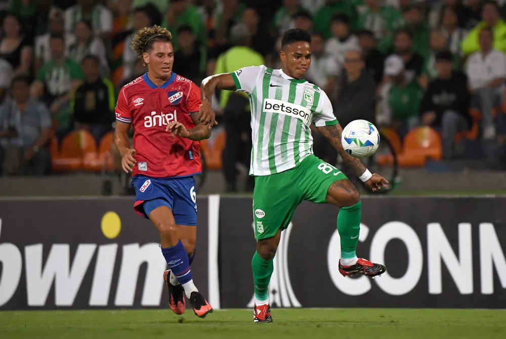Luciano Boggio y Juan Zapata en el último partido de Nacional en Colombia, que terminó con derrota 3-0 ante Atlético Nacional