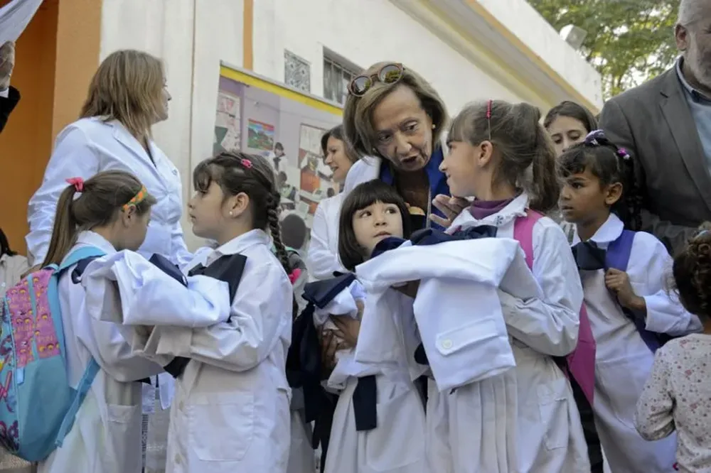 Ministra Muñoz junto a escolares