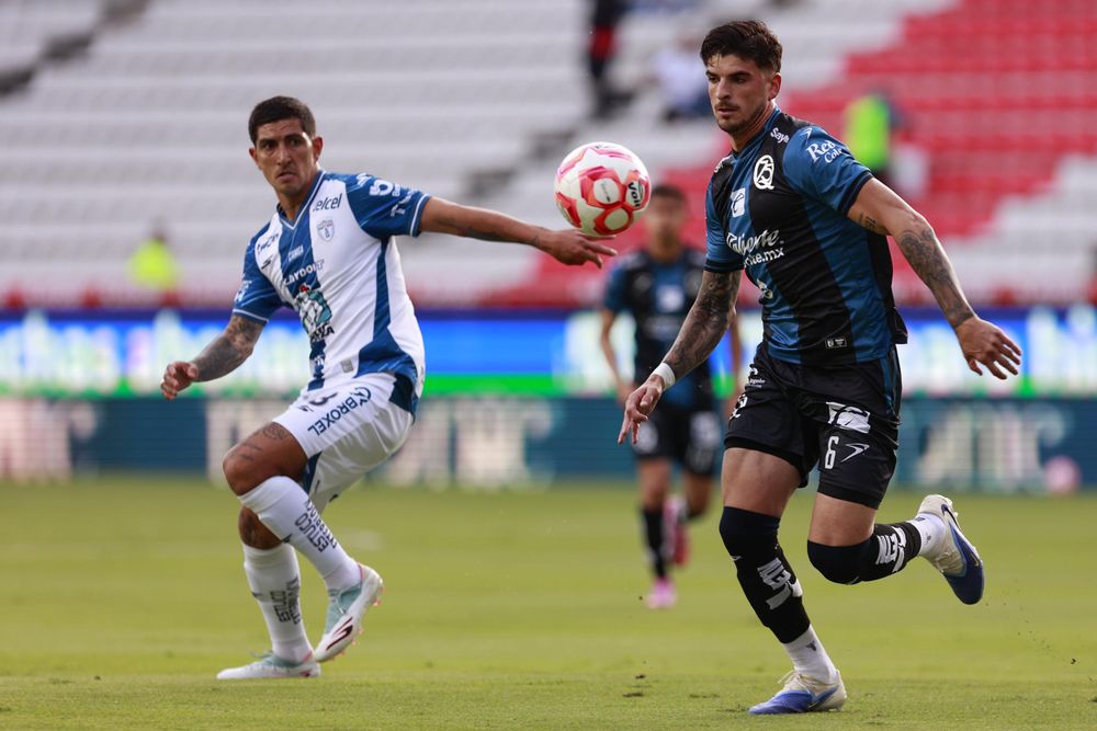 Víctor Guzmán de Pachuca disputa el balón con Santiago Homenchenko Víctor Guzmán de Pachuca disputa el balón con Santiago Homenchenko