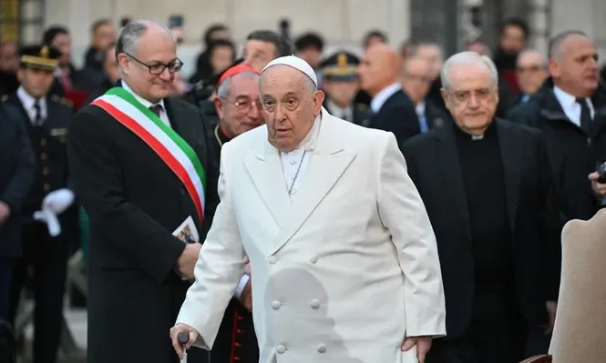 Con la ayuda de un bastón, el pontífice rezó frente a la estatua de la virgen en Plaza España.