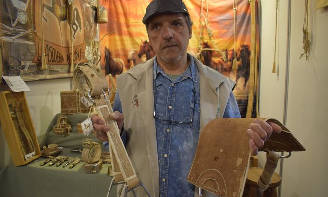 El guasquero que desparrama el oficio por Uruguay y lleva a su stand dos cintos históricos que no pudo romper