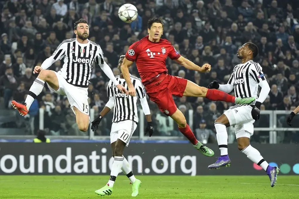 Andrea Barzagli y Robert Lewandowski