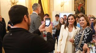 Los reyes Felipe VI y Letizia saludan a turistas en el Palacio Real&nbsp;