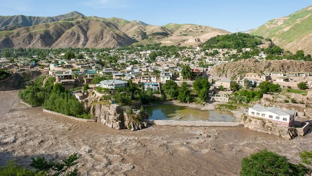 En el fondo, las montañas Topkhana, junto a los distritos de Kuran-Munjan y Zibak, ubicados en la provincia de Badajashán, donde cayó el avión ruso.