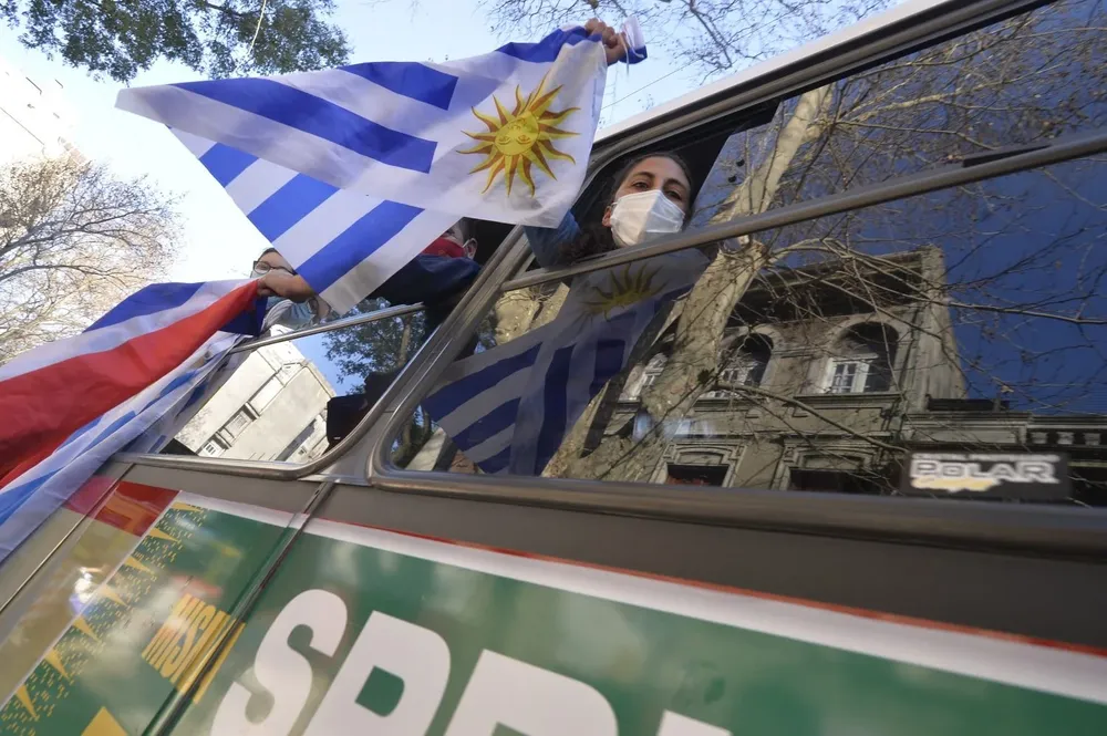 Salida del PIT-CNT con las firmas para el referéndum contra la LUC