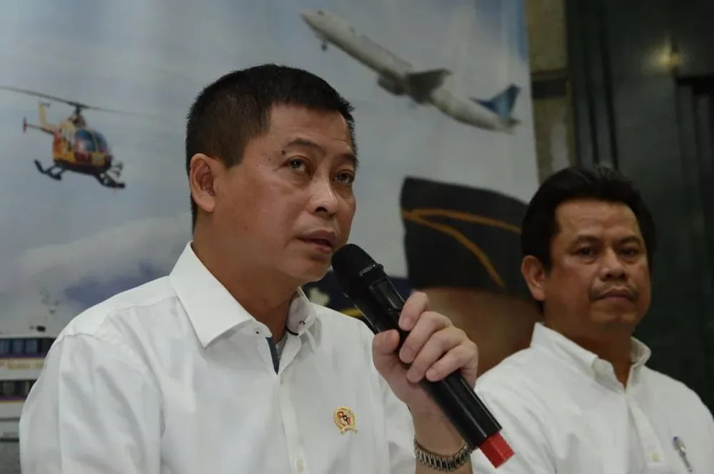 El ministro de Transporte de Indonesia, Ignasius Jonan, habla sobre la desaparición del avión junto al Director General de Transporte Aéreo, Suprasetyo.