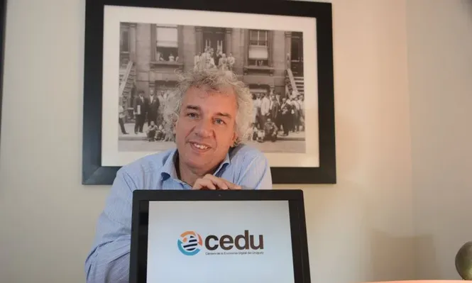 Marcelo Montado, directivo de la CUTI, aseguró que la decisión del gobierno socava la confianza.Cuando uno sale a vender software tiene que vender imagen y credibilidad por lo que hay que construir confianza.Nos cuesta identificar q el mundo se está globalizando y los servicios se van a ir transfiriendo a nivelesque no nos imaginamos hoy, dijo.