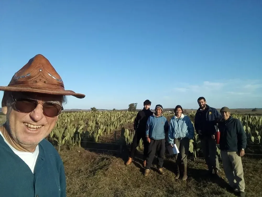 Paulo Suassuna, experto brasileño, junto a Juan, su hija Pricila y parte del equipo del campo.