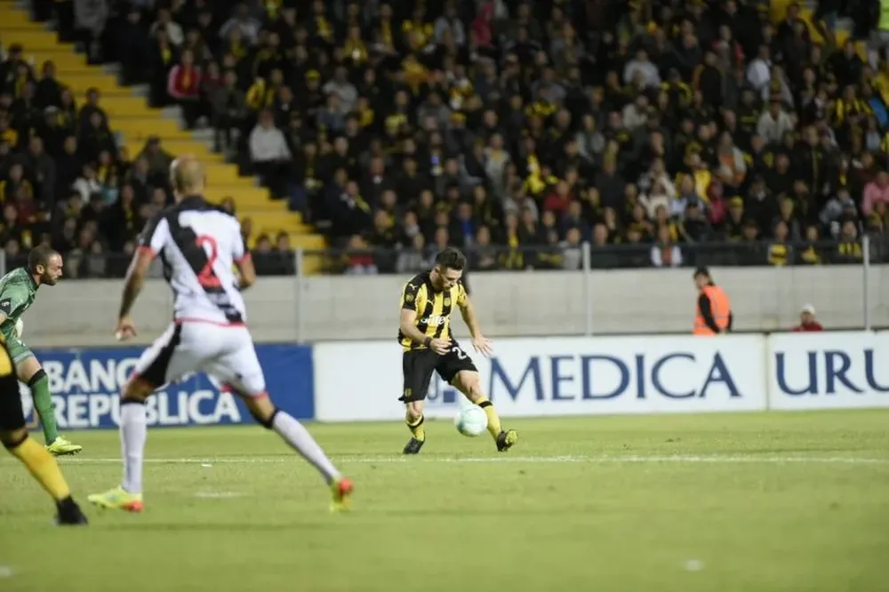 Cristóforo ya no puede hacer nada y observa cómo Nandez, con precisión de relojero, manda de zurda la pelota a la red