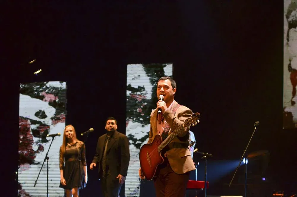 Lucas Sugo interpretando Cinco minutos en la ceremonia de los Premios Graffiti