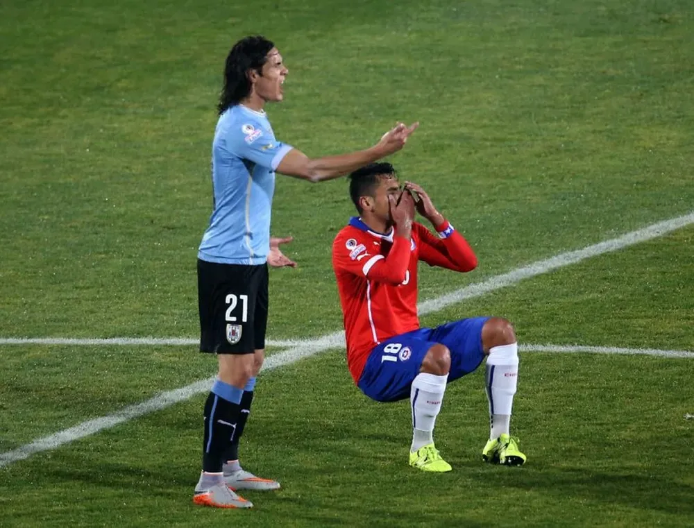 Cavani reaccionó ante Jara en la Copa América y fue suspendido dos partidos