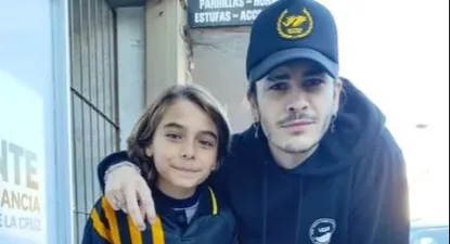 El cantante de Airbag, Patricio Sardelli, y uno de los niños actores