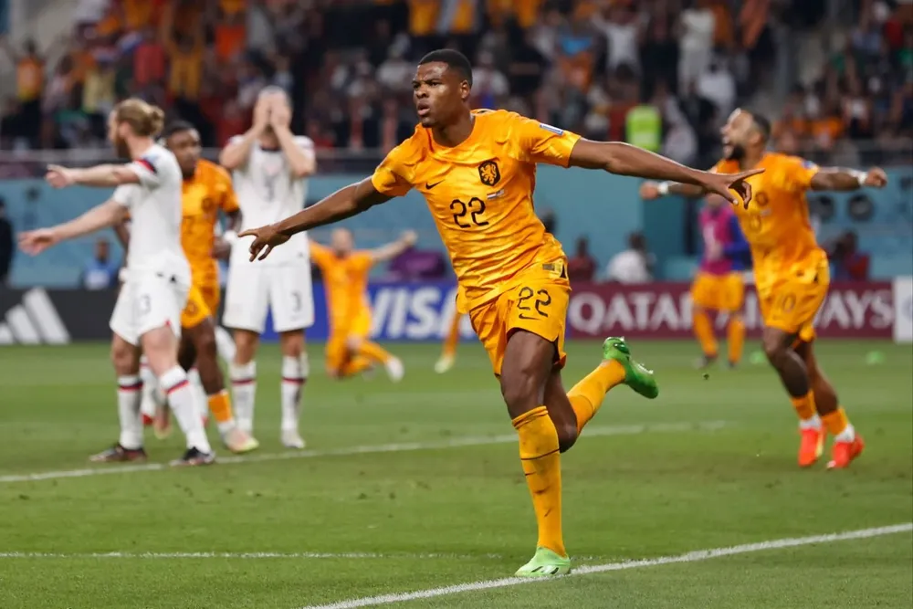 Denzel Dumfries festeja el tercero de Holanda ante Estados Unidos