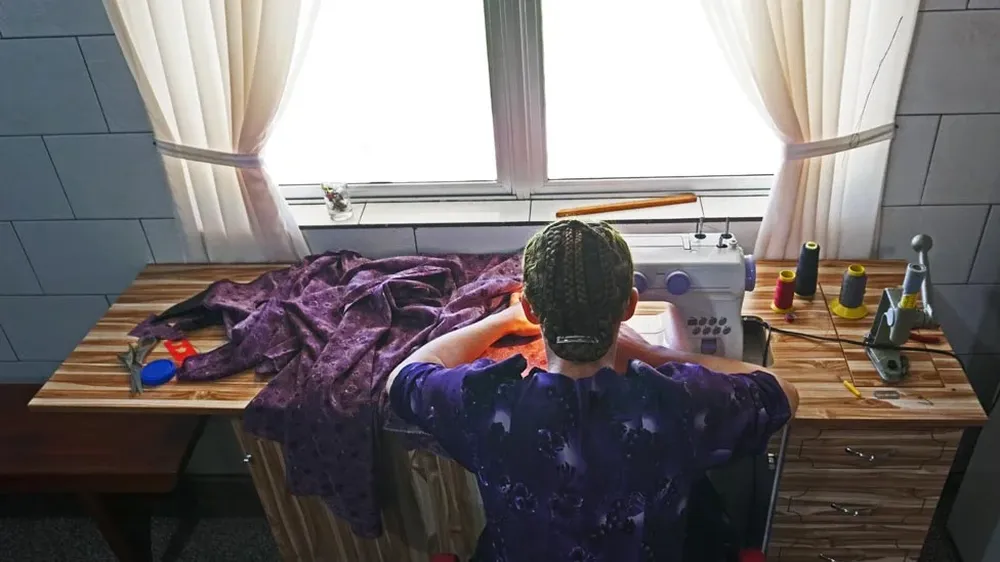 Mientras los hombres se dedican al campo, las mujeres trabajan en casa.