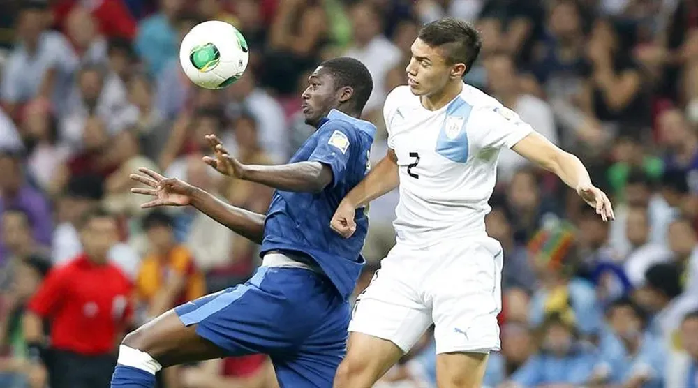 Emiliano Velázquez en una pelota dividida con Yaya Sanogo