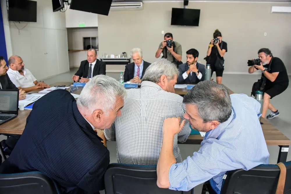 Jorge Gómez habla con Gustavo Leal en la reunión del 13 de marzo.