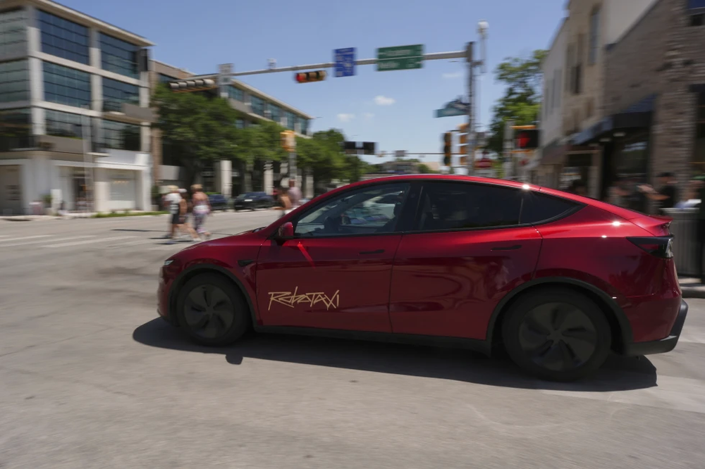 Robotaxi de Elon Musk avanza por las calles de Austin, Texas, el 22 de junio de 2025. 