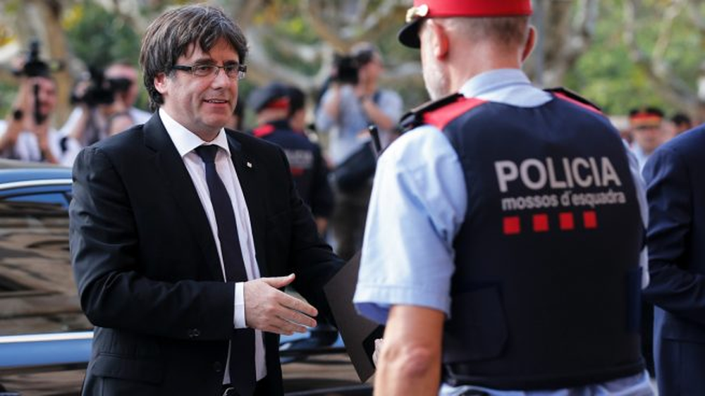 Un agente de los Mossos d´esquadra saluda a Carles Puigdemont